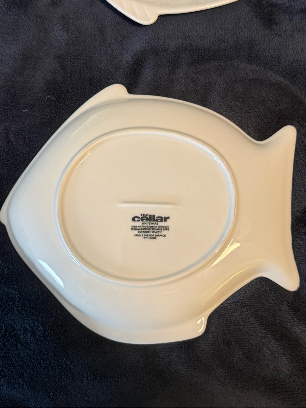 2 - White Fish-Shaped ceramic dinner plates. - Picture 3 of 4